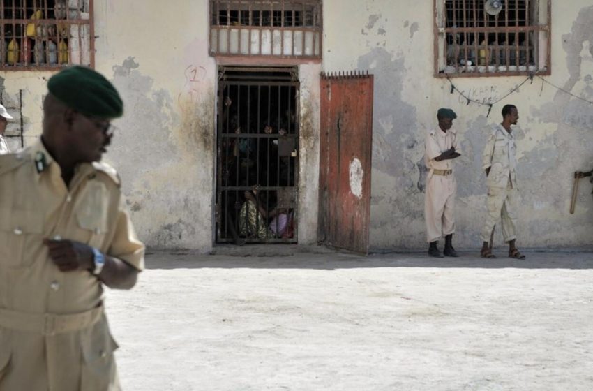 مقتل خمسة سجناء وحارس خلال إطلاق نار داخل سجن في