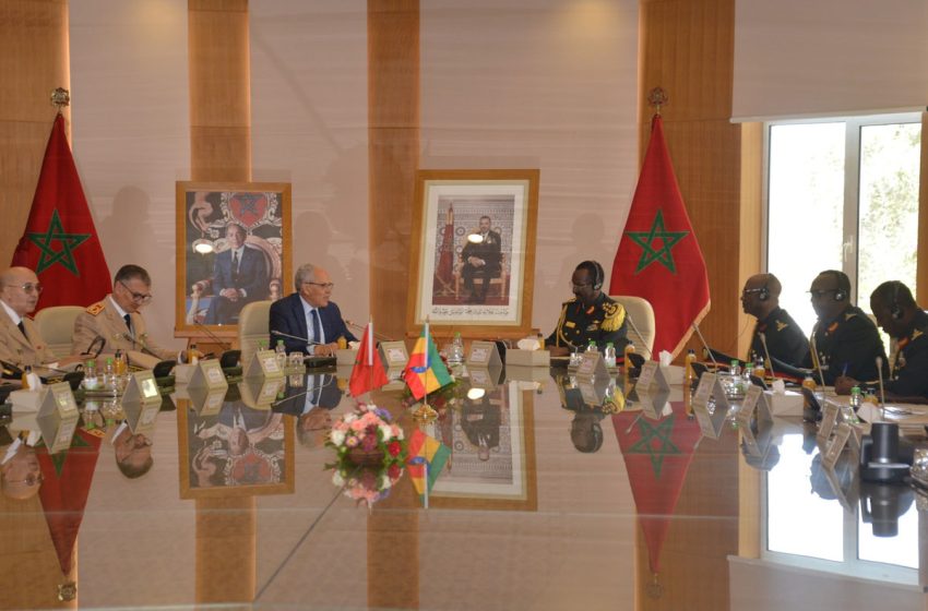  الوزير المنتدب المكلف بإدارة الدفاع الوطني والمفتش العام للقوات المسلحة الملكية يستقبلان رئيس الأركان العامة لقوات الدفاع الوطني الإثيوبية
