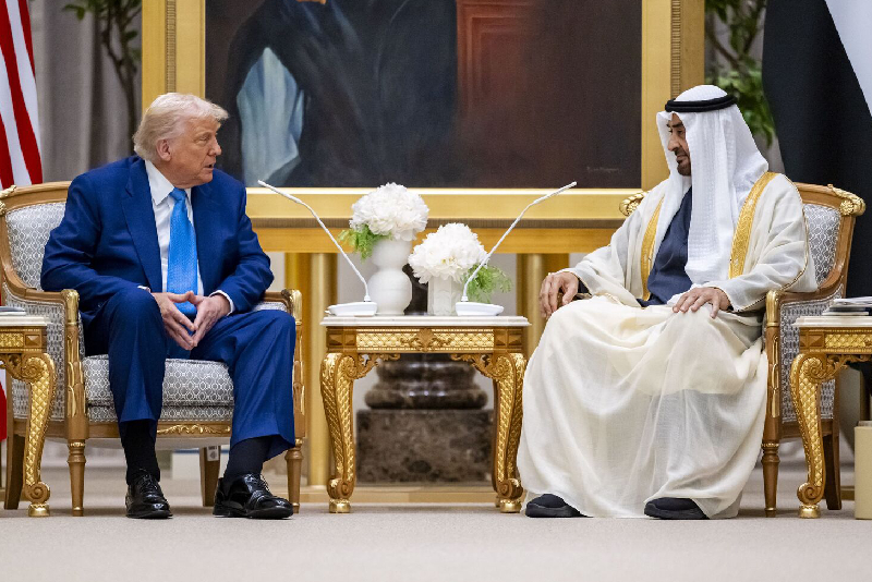 الرئيسان الاماراتي والامريكي يبحثان بأبوظبي العلاقات الثنائية وقضايا إقليمية ودولية