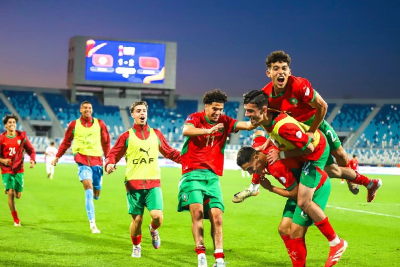 يواجه المنتخب المغربي لكرة القدم لأقل من 20 سنة، نظيره السيراليوني يوم الاثنين المقبل (الرابعة عصرا) بملعب استاد 30 يونيو بالقاهرة، وذلك برسم الدور ربع النهائي لكأس أمم إفريقيا لهذه الفئة.  وتأتي مواجهة المنتخب الوطني لنظيره السيراليوني في دور ربع النهائي بعدما أنهى هذا الأخير دور مجموعات هذه المسابقة القارية في المركز الثاني عن المجموعة الأولى.  وكان المنتخب الوطني تأهل إلى دور ربع النهائي عقب إنهائه دور المجموعات في صدارة المجموعة الثانية.  وبخصوص باقي مباريات الدور النهائي التي ستجرى يوم الاثنين المقبل، سيواجه منتخب نيجيريا، الذي حل في المركز الثاني بالمجموعة الثانية، نظيره السنغالي الذي حل في المركز ذاته لحساب المجموعة الثالثة، على أرضية ملعب هيئة قناة السويس بالإسماعيلية (الواحدة زوالا).  من جهة أخرى، سيواجه منتخب غانا الذي تصدر المجموعة الثالثة، نظيره المصري صاحب المركز الثالث في المجموعة الأولى، على الساعة الرابعة عصرا بملعب السويس بمدينة السويس، بينما يستقبل منتخب الكونغو الديموقراطية، الذي حل ثالث المجموعة الثالثة منتخب جنوب إفريقيا صاحب المركز الأول في المجموعة الأولى على السابعة مساء بملعب هيئة قناة السويس بالإسماعيلية.  ويطمح “أشبال الأطلس” إلى تحقيق نتيجة الانتصار في مباراتهم المقبلة والعبور إلى الدور نصف النهائي، وضمان بطاقة المشاركة في كأس العالم المقبل لأقل من 20 سنة التي ستحتضنها قطر من 17 شتنبر إلى 19 أكتوبر 2025.