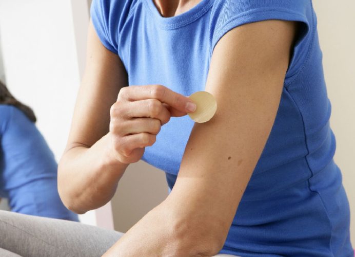علماء يطورون ضمادة لاصقة ذكية لتسهيل توصيل الدواء لأعضاء الجسم