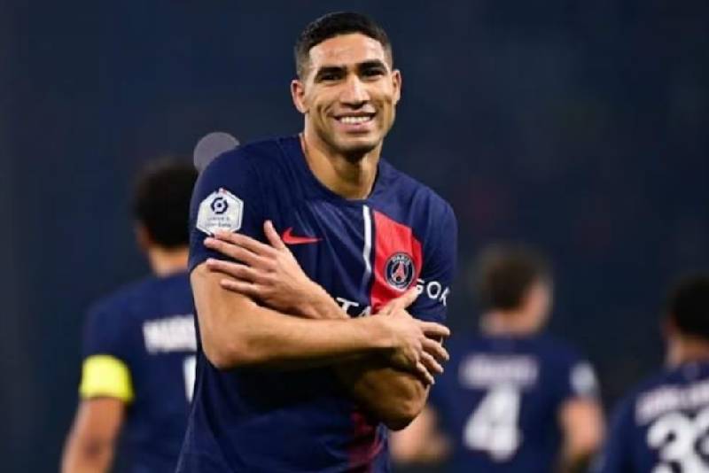 دوري أبطال أوروبا لكرة القدم.. الدولي المغربي أشرف حكيمي يتوج رفقة باريس سان جيرمان باللقب بفوزه على إنتر ميلان (5-0)