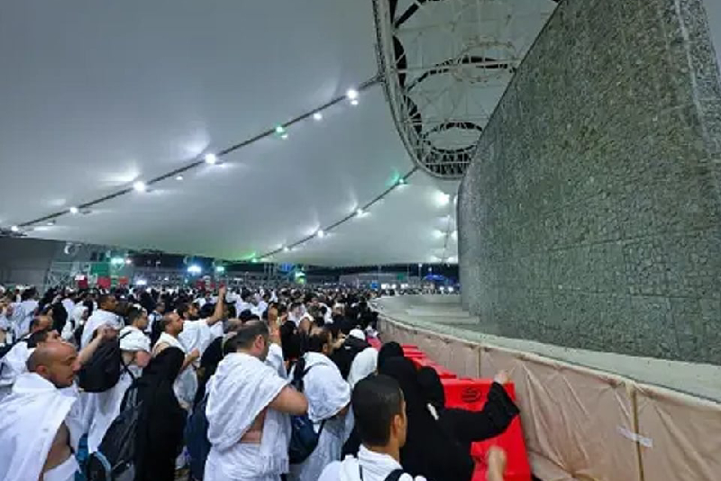 أول أيام التشريق.. الحجاج يواصلون رمي الجمرات الثلاث