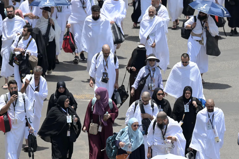 حجاج بيت الله الحرام يواصلون التوافد إلى “عرفات” لأداء ركن الحج الأعظم