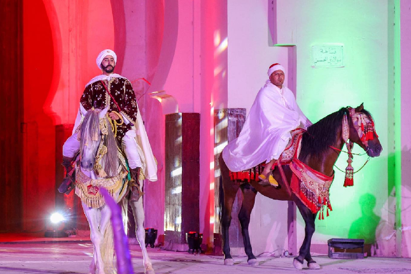 فاس.. “نوستالجيا عاطفة الأمس” تعيد بباب الماكينة إحياء اللحظات البارزة من تاريخ المغرب