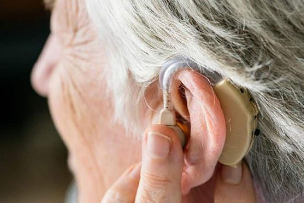 أجهزة السمع تقلل خطر الخرف لدى كبار السن بنسبة تفوق 60 في المائة (دراسة)