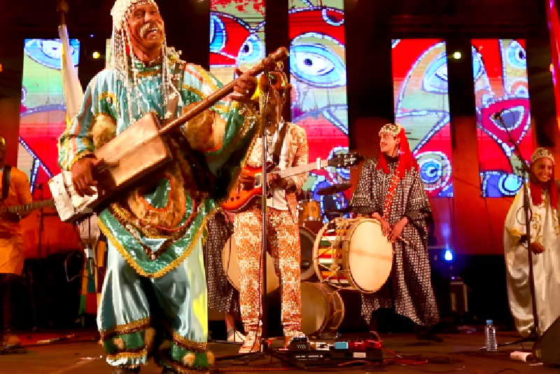 “مهرجان نجوم كناوة”.. رواد الفن الكناوي يلهبون حماس جمهور الدار البيضاء