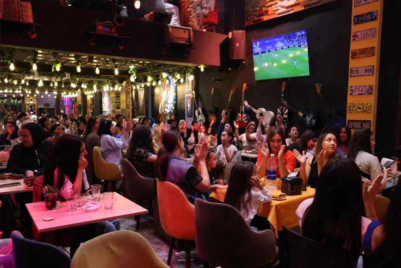  أجواء حماسية وفرحة كبيرة بمقاهي فاس لدعم المنتخب المغربي في نهائي مونديال الشيلي