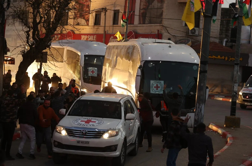  الإفراج عن 96 معتقلا فلسطينيا من سجن “عوفر” في إطار المرحلة الأولى من اتفاق وقف إطلاق النار