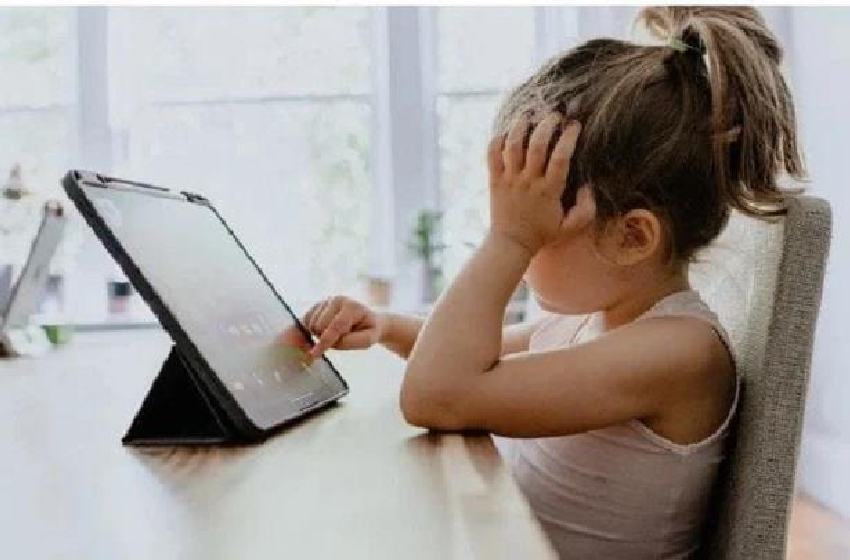 في استخدام الشاشات يضعف التحصيل الدراسي للأطفال دراسة