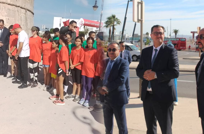 صباح اليوم الأربعاء، من النقطة الكيلومترية 0 بالقرب من ميناء طنجة المدينة، سباق التناوب الرمزي المسيرة الخضراء، الذي سيجوب ع