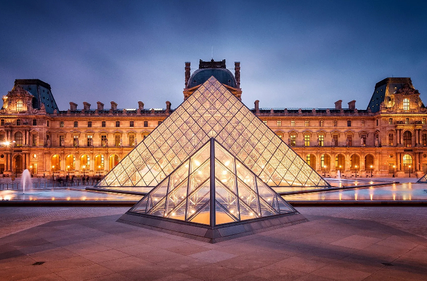 اللوفر في باريس