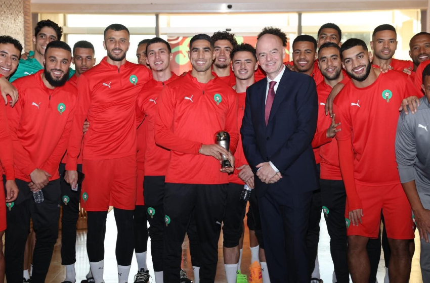  أشرف حكيمي يتسلم جائزة “فيفا ذا بيست- 2025 “الخاصة بالتشكيلة المثالية