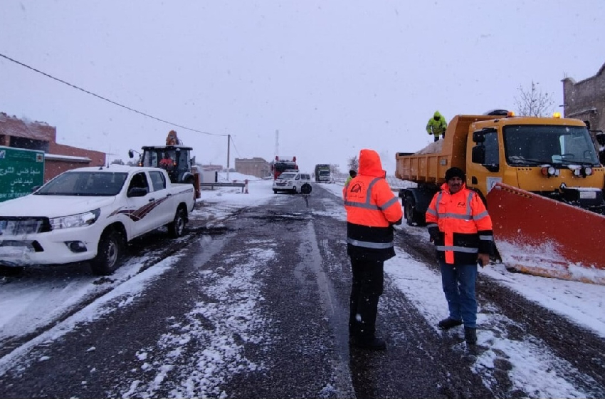  الحسيمة .. تعبئة متواصلة وتدخل فوري مكن من إزاحة الثلوج وإعادة فتح الطرق