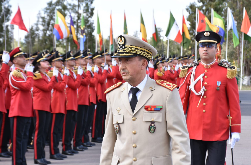 . توشيح الفريق أول محمد بريظـ، المفتش العام للقوات المسلحة الملكية، قائد المنطقة الجنوبية بوسام فيلق الشرف برتبة قائد