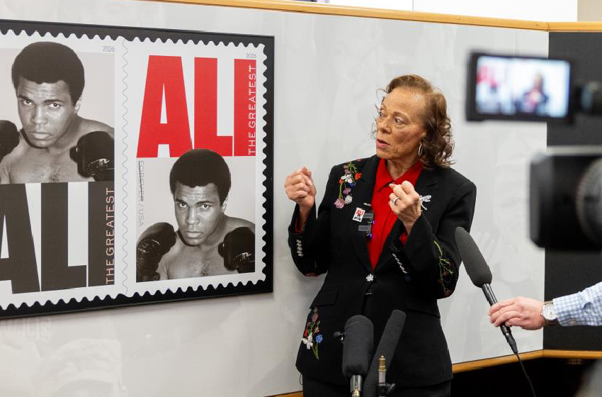 الأمريكي يصدر طابعا بريديا تذكاريا تكريما للملاكم محمد علي