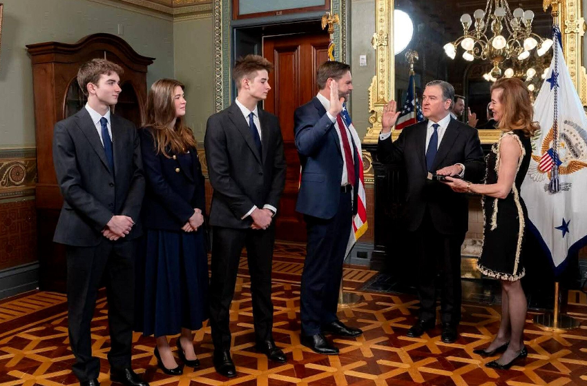 الأمريكي الجديد لدى المغرب يؤدي القسم أمام نائب رئيس الولايات المتحدة جي دي فانس