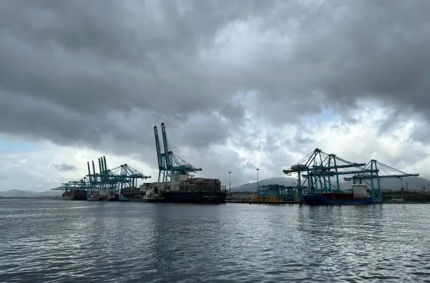 البحرية بميناء الجزيرة الخضراء