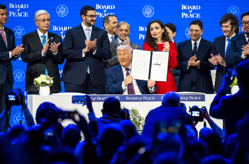  بتعليمات من صاحب الجلالة الملك محمد السادس، رئيس لجنة القدس، السيد ناصر بوريطة يوقع بدافوس على الميثاق المؤسس لمجلس السلام