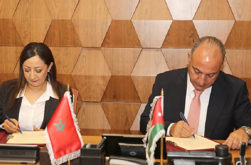على اتفاقية توأمة وتعاون بين مدينتي الرباط وعمان