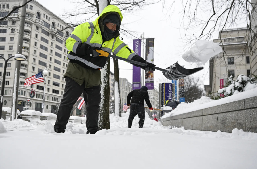 العاصفة الثلجية في الولايات المتحدة.. أزيد من 500 ألف منزل دون كهرباء وإلغاء آلاف الرحلات