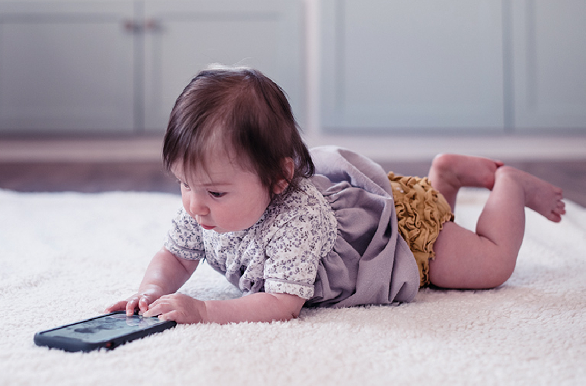 تعرض الرضع للشاشات لفترات طويلة يؤثر على نمو الدماغ (دراسة)